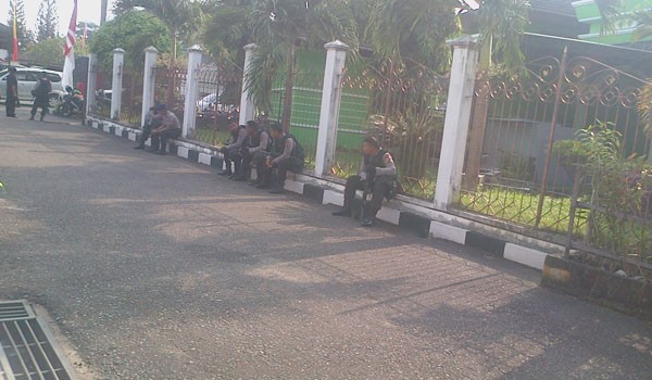 pengamanan sudah berjaga-jaga dengan senjata lengkap